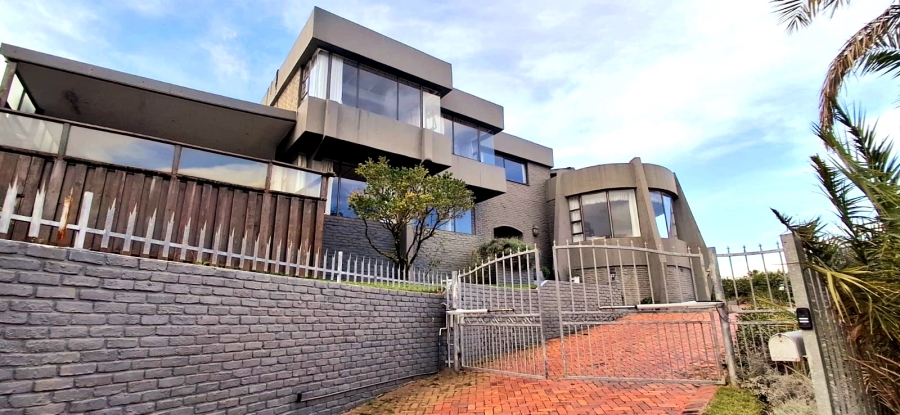 5 Bedroom Property for Sale in Beacon Bay Eastern Cape